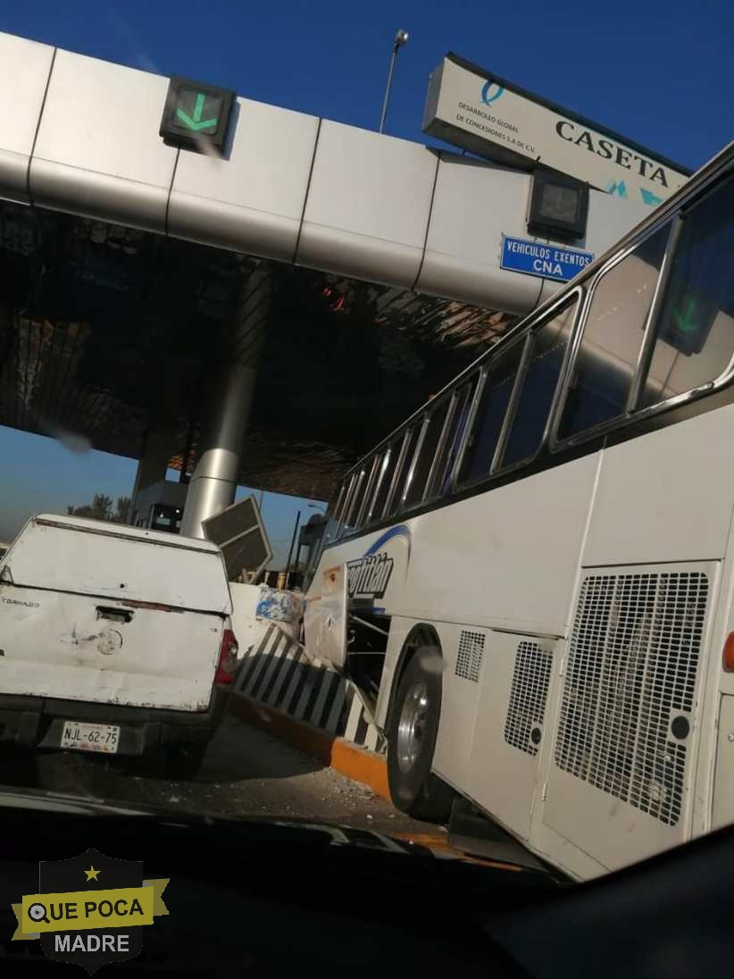 Choca camión contra caseta en la Peñon-Texcoco.