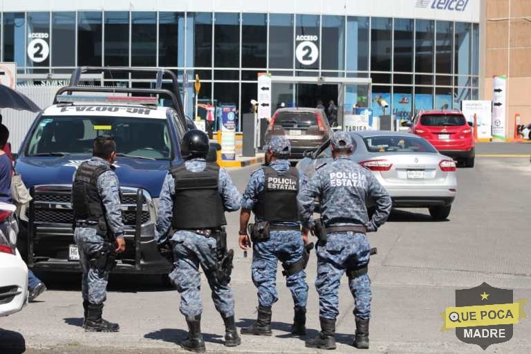 Ladrones escapan escondiendo en plaza comercial de Pachuca.