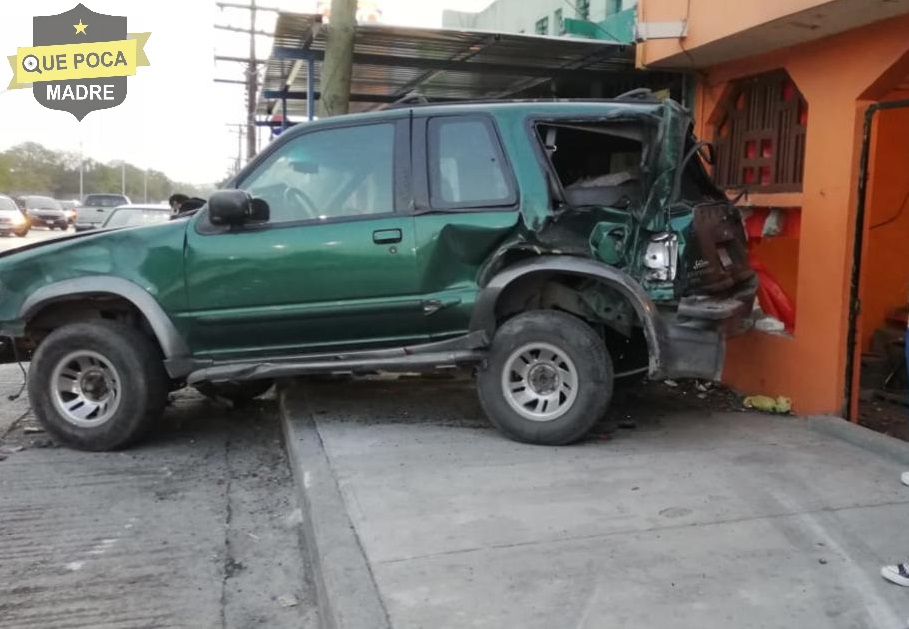 Conductor choca contra casa y carros y huye en Nuevo León.