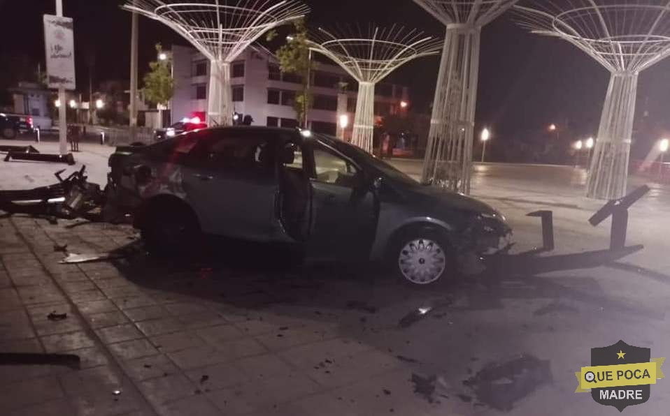 Automovilista ebrio daña bancas afuera de un estadio en Tamaulipas.