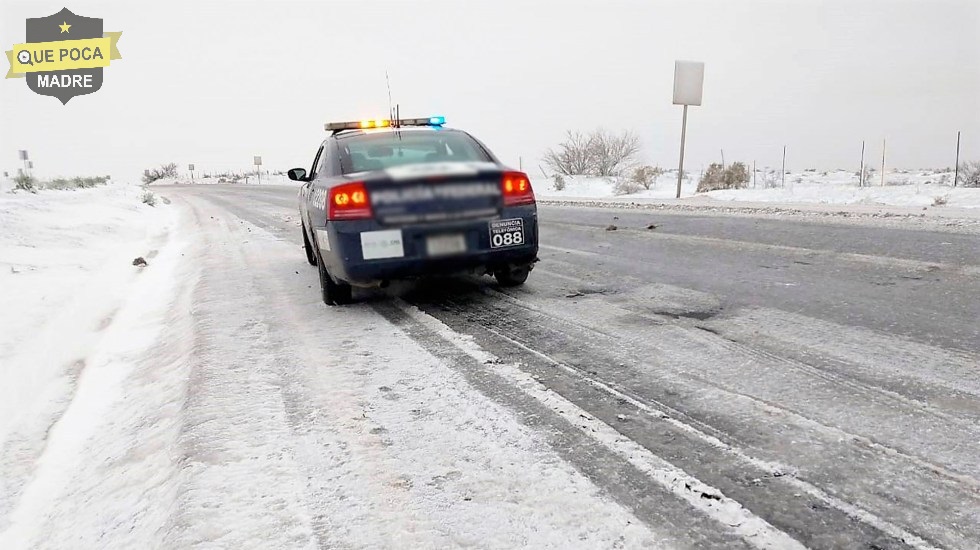 Cierran carretera en Chihuahua por caída de nieve.