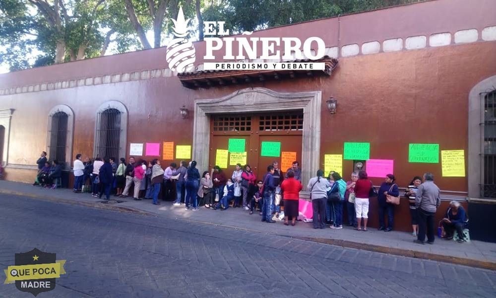 Maestros jubilados inician huelga de hambre en Oaxaca.