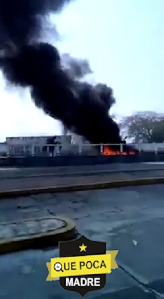 Manifestantes incendian patrulla en Veracruz y lanzan objetos contra cuartel de policía.