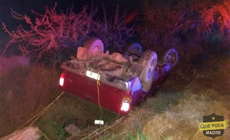 Mueren dos hombres al volcar una camioneta en San Luis Potosí.