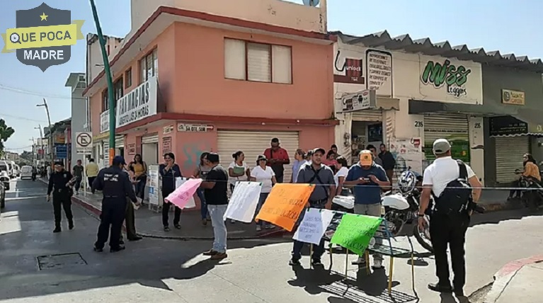 Padres de familia exigen regreso de maestros en kinder de Chiapas.