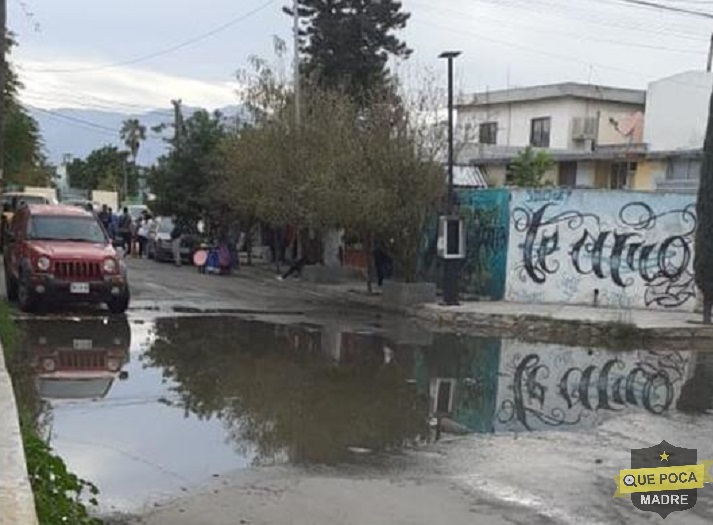 Denuncian fuga de aguas negras afuera de una primaria en Nuevo León.