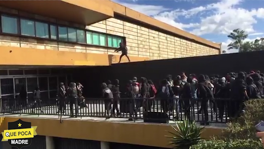 Encapuchados realizan pintas en Ciudad Universitaria.