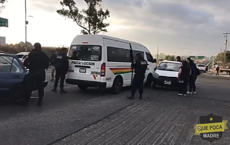 Unidad de transporte publico choca contra vehículo particular en Tlaxcala.