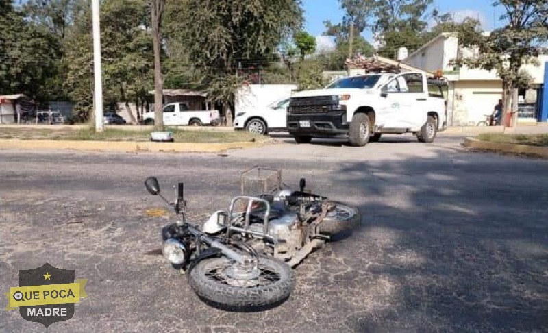 Joven motocilista resulta herido de gravedad al chocar con camioneta de CFE en San Luis Potosí.