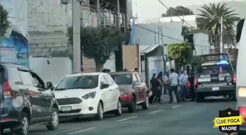 Jóvenes en estado de ebriedad provocan riña afuera de un bar en Tlaxcala.