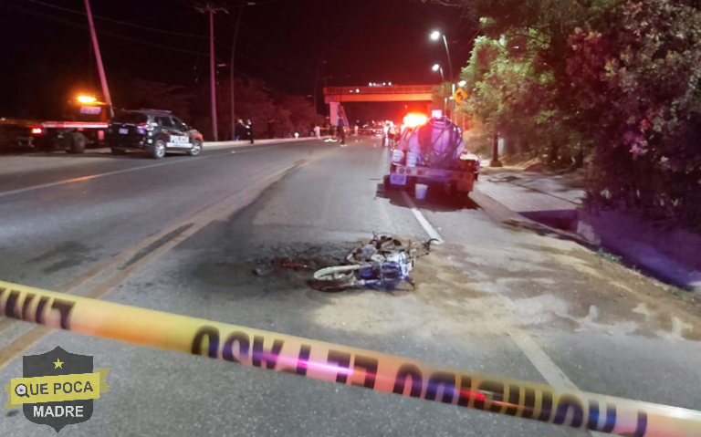 Muere motociclista al ser impactado por un auto en Chiapas.