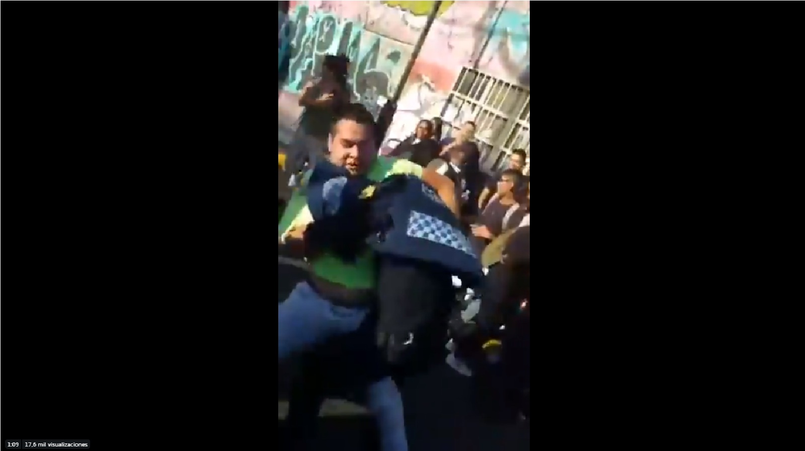 Video: Captan pelea entre taxistas y policías en CDMX