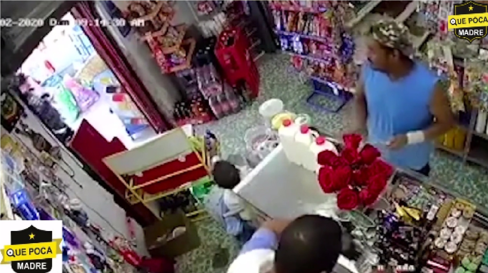 Video: RATAS ASALTAN A SEÑOR EN SU TIENDA… ¡CON UN BEBÉ AL LADO!