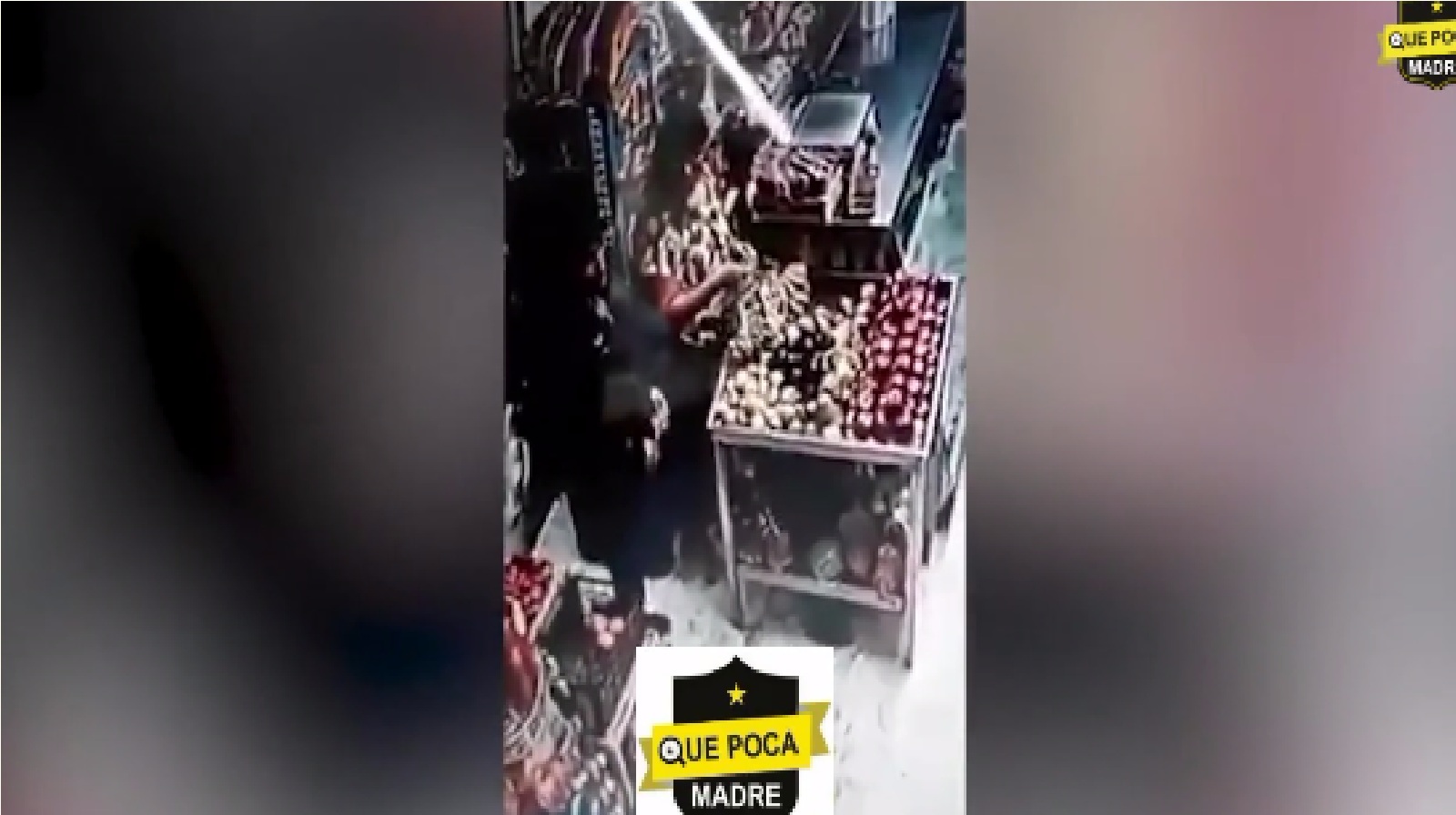 Video: Con pistola en mano, RATA ASALTA a mujer que atiende tienda de abarrotes en Zapopan, Jalisco.