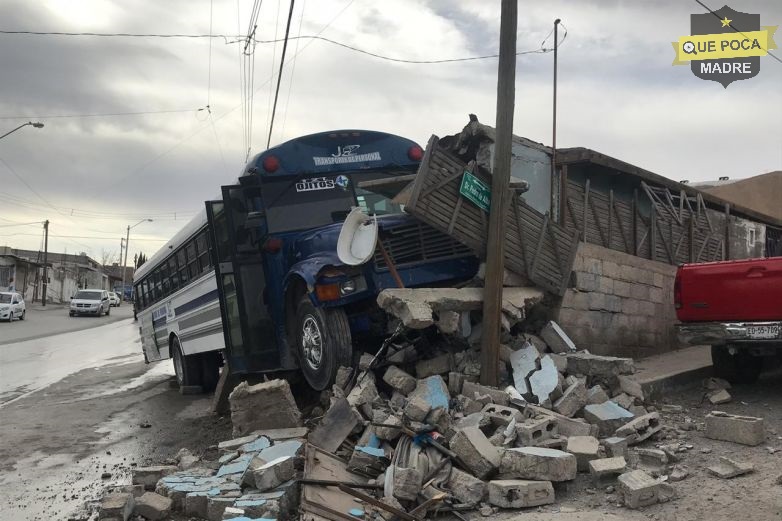 Choca autobús contra casa en Chihuahua.