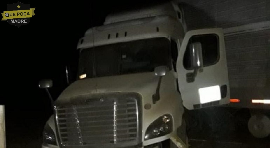 Mueren tres al chocar el auto en el que viajaban con un tráiler en Chihuahua.