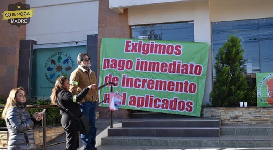 Docentes jubilados protestan en Chihuahua.