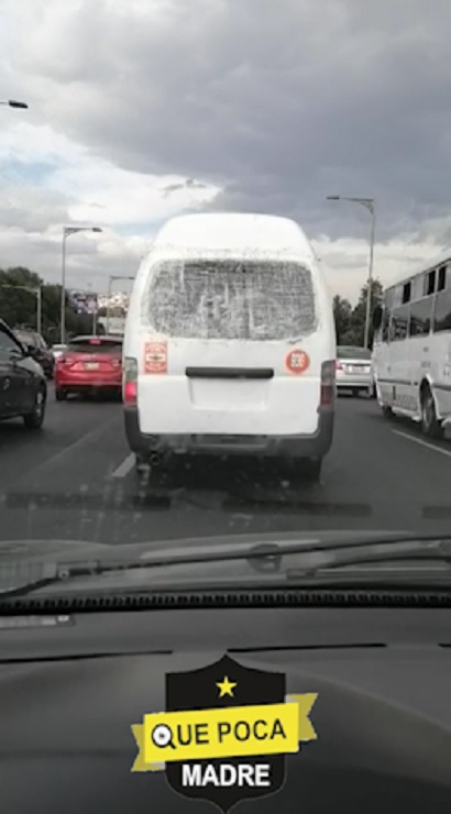 Transporte publico transita sin cristal trasero en la CDMX.