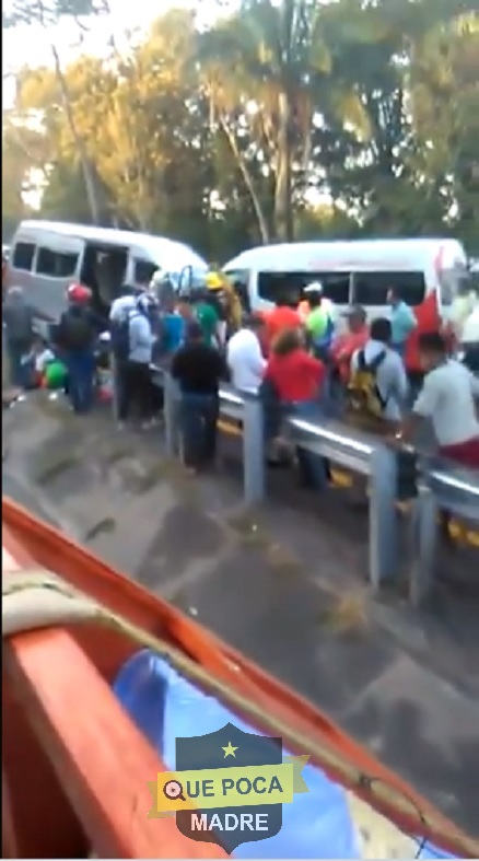 Chocan unidades de transporte público en Chiapas.