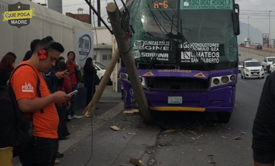 Dos lesionados por choque de camiones en Monterrey.