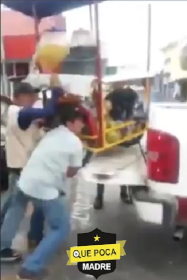 Inspectores decomisan puesto ambulante a comerciante en Chiapas.