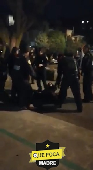 Graban a policías de la CDMX golpeando a una mujer en la Alcaldía Coyoacán.