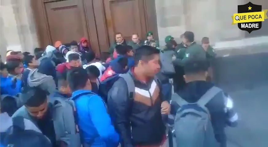 Normalistas de Ayotzinapa intentan entrar a la fuerza a Palacio Nacional.