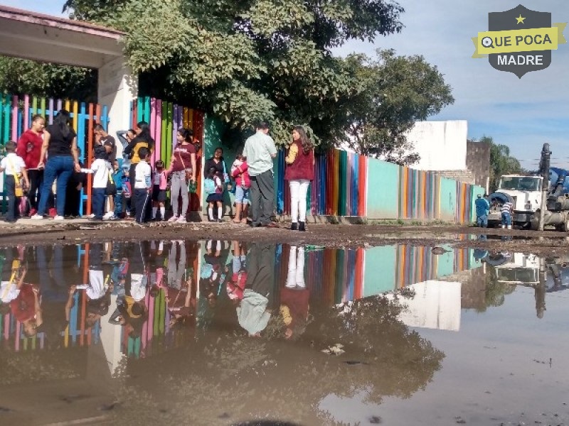 Padres de familia toman instalaciones de un kinder en Tepic para pedir reparar fuga de aguas negras.