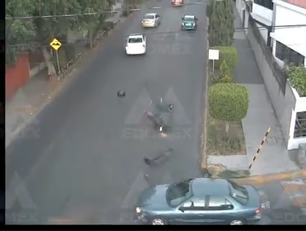 Motociclista choca con automóvil en Naucalpan.