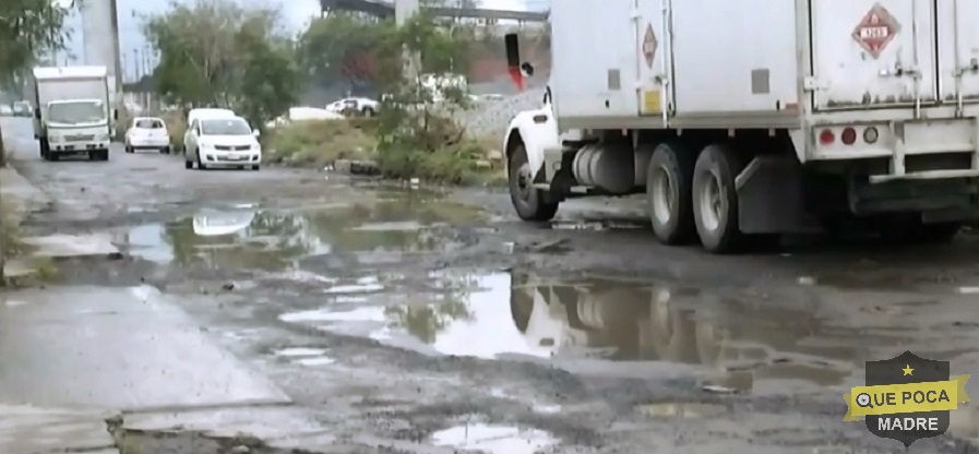 Denuncian calle llena de baches en Nuevo León.