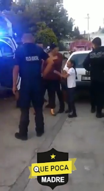 Policías detienen a mujer frente a sus hijos solo por vender en vía pública en Naucalpan.