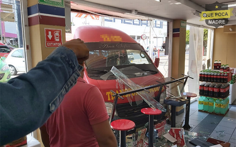 Transporte escolar choca contra tienda en Chiapas.