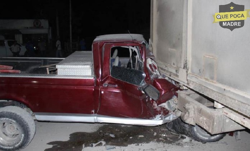 Conductor choca contra camión y huye abandonando su camioneta en San Luis Potosí.