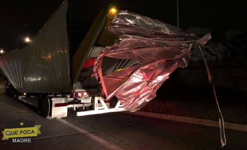 Tráiler se atora en un puente en San Luis Potosí.