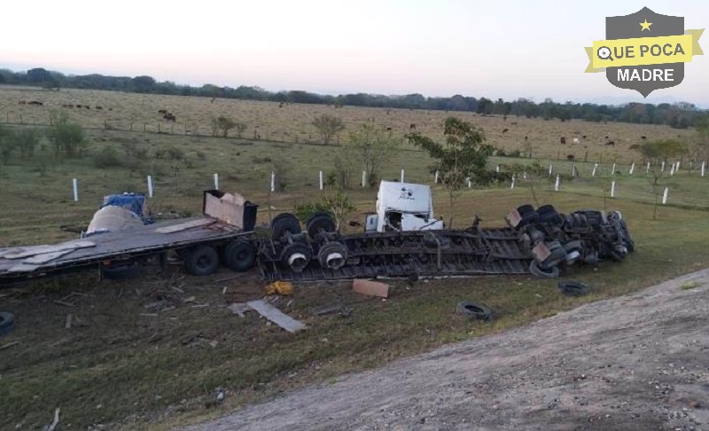 Vuelca tráiler en San Luis Potosí