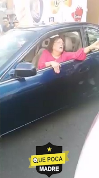 Señora pretendía circular en sentido contrario y no movía su auto generando caos.