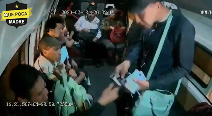 Sujetos asaltan a pasajeros de combi en Iztapalapa.
