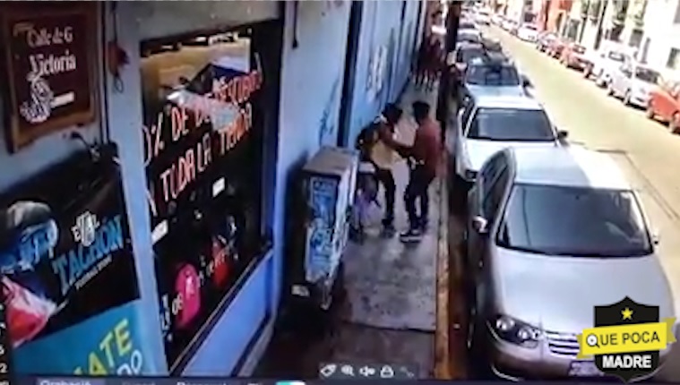 Sujeto roba celular a mujer en calles de Oaxaca.