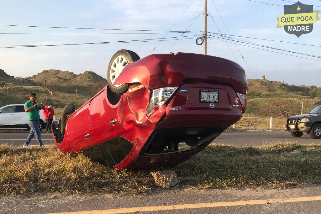 Por evitar atropellar a un perro un automovilista terminó volcado en Veracruz.