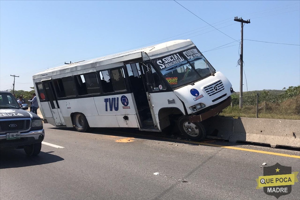 8 lesionados por choque de camión de transporte público en Veracruz.