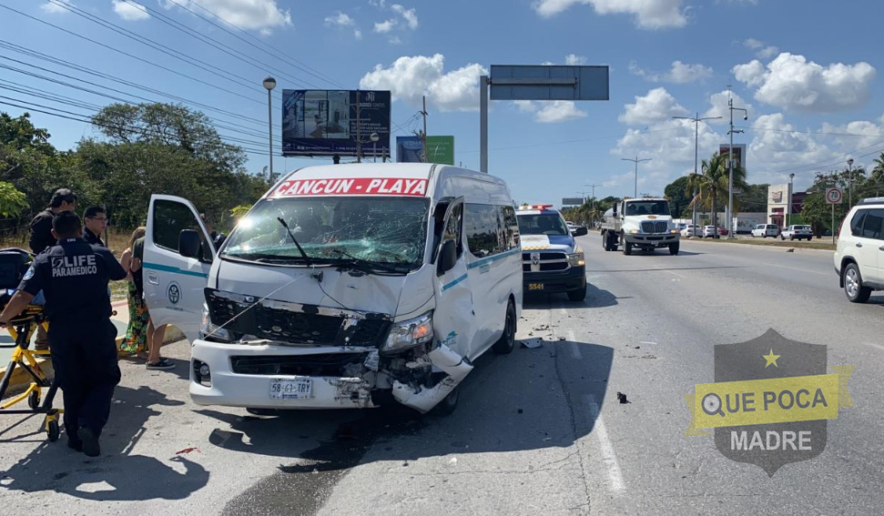 7 lesionados por choque de 2 camionetas en Cancún.