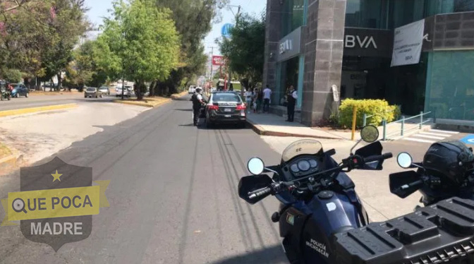 Mujer es asaltada tras retirar dinero en banco de Morelia.