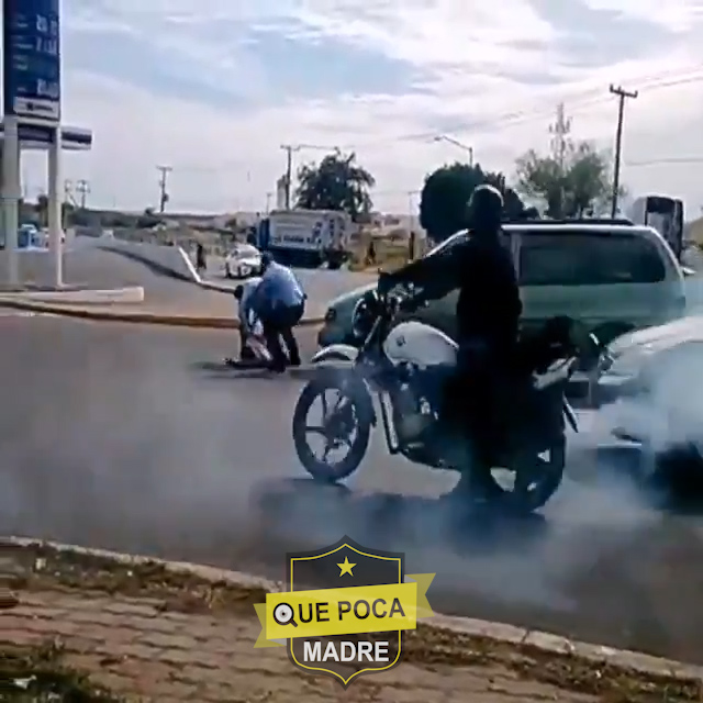 Policía cae de su motocicleta al intentar detener a un hombre