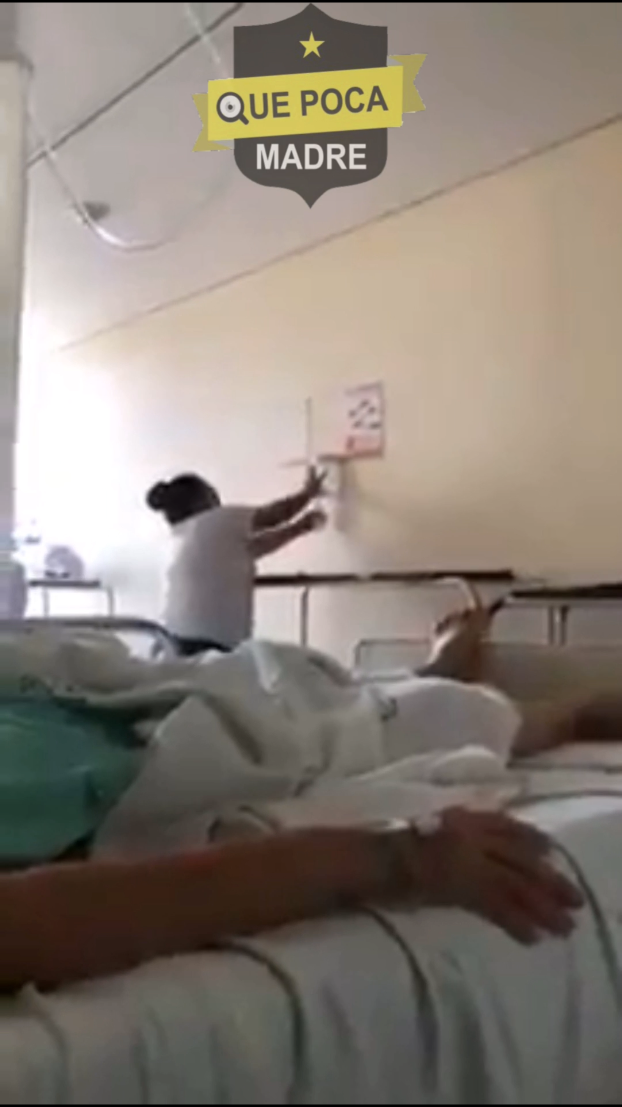 Mujer roba gel antibacterial en hospital.