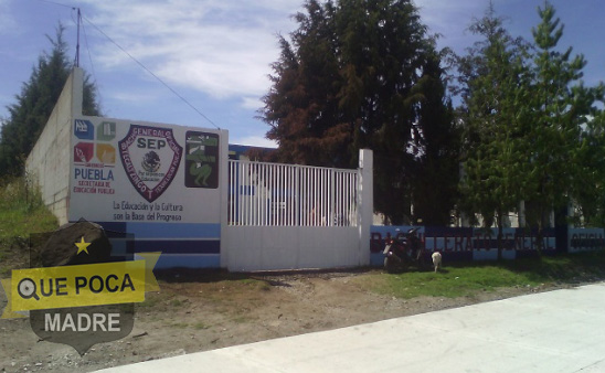 Delincuentes en Texmelucan, sacan 15 computadoras de plantel educativo.