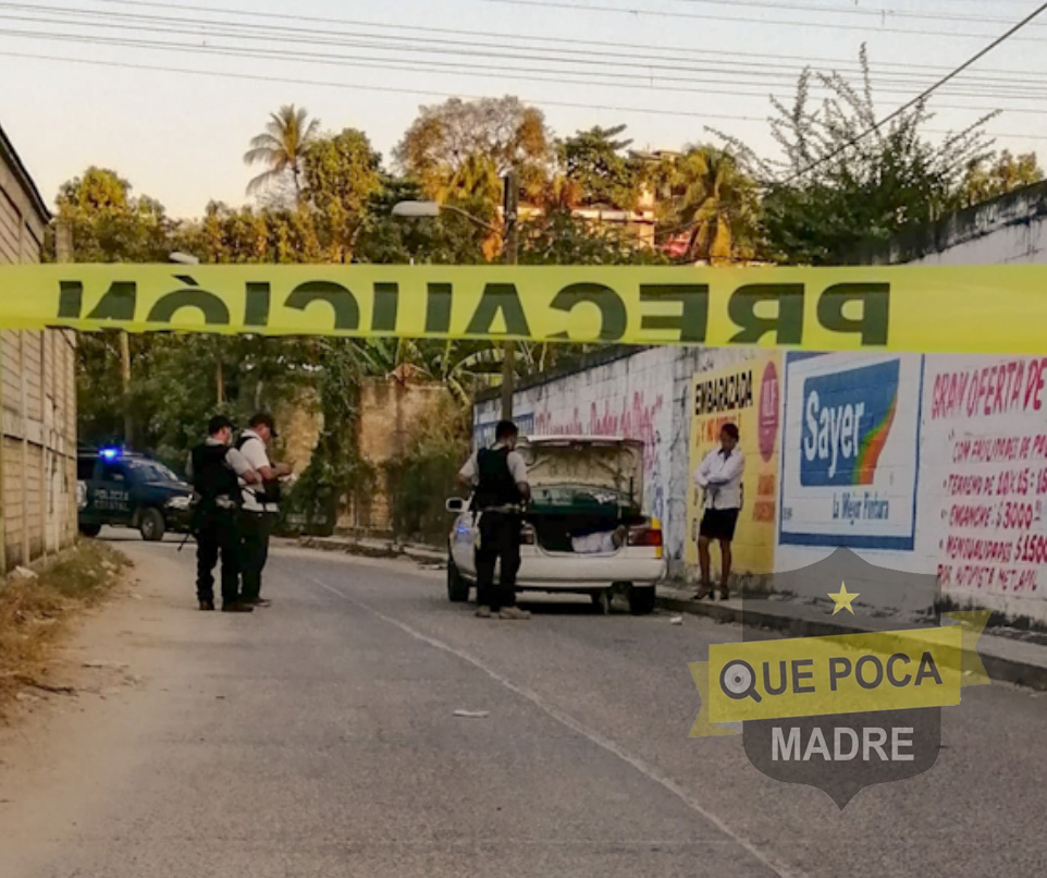 Encuentran un cadáver dentro de auto abandonado en Acapulco.