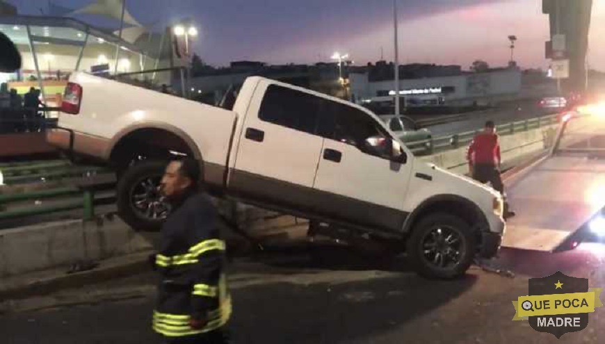 Conductor ebrio choca su camioneta contra muro de contención en Naucalpan.