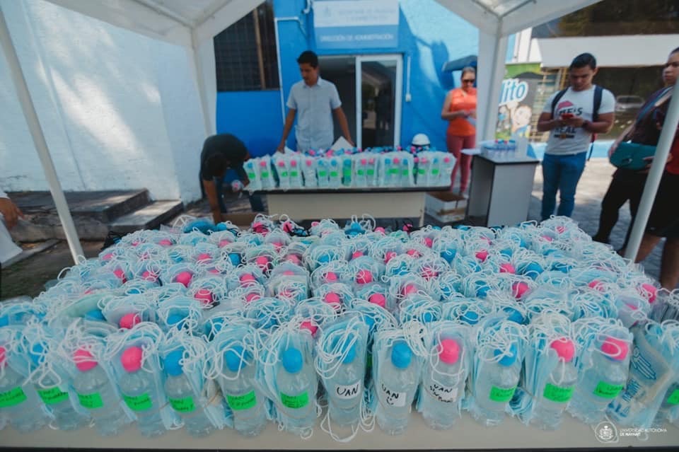 Universidad de Nayarit otorga kits de higiene a estudiantes de medicina.