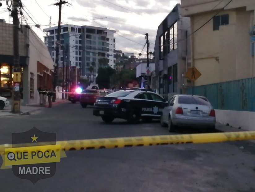 En Tijuana, es asesinada una mujer que viajaba en su auto acompañada por su hijo.