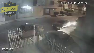 Borracho se impacta contra el carro de su vecino